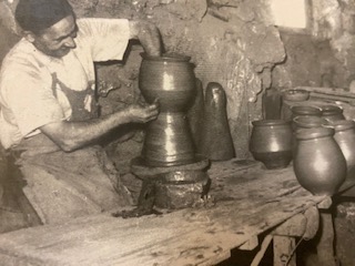 Tomeu Amengual, arbeitet in seiner Olleria in Pòrtol.