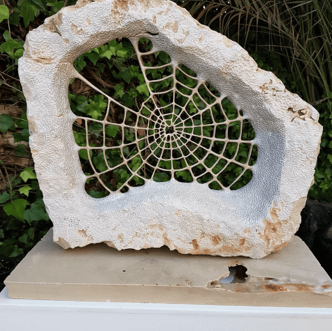 Escultura en pedra recreant una teranyina