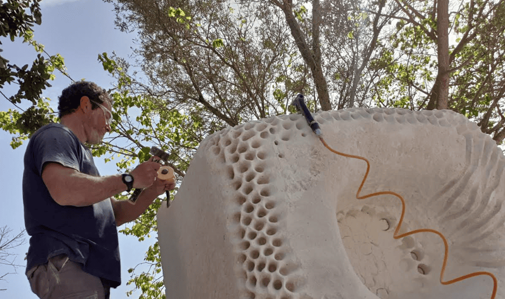 Imatge de l'escultor treballant en una de les seves escultures de pedra