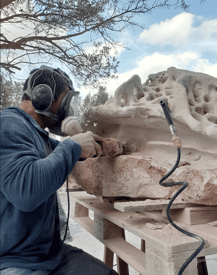 Imatge de Xabier l'escultor d'Amonarraiz treballant una escultura de pedra