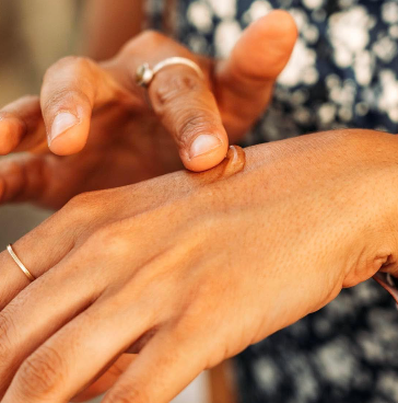 mano de mujer con aloe vera