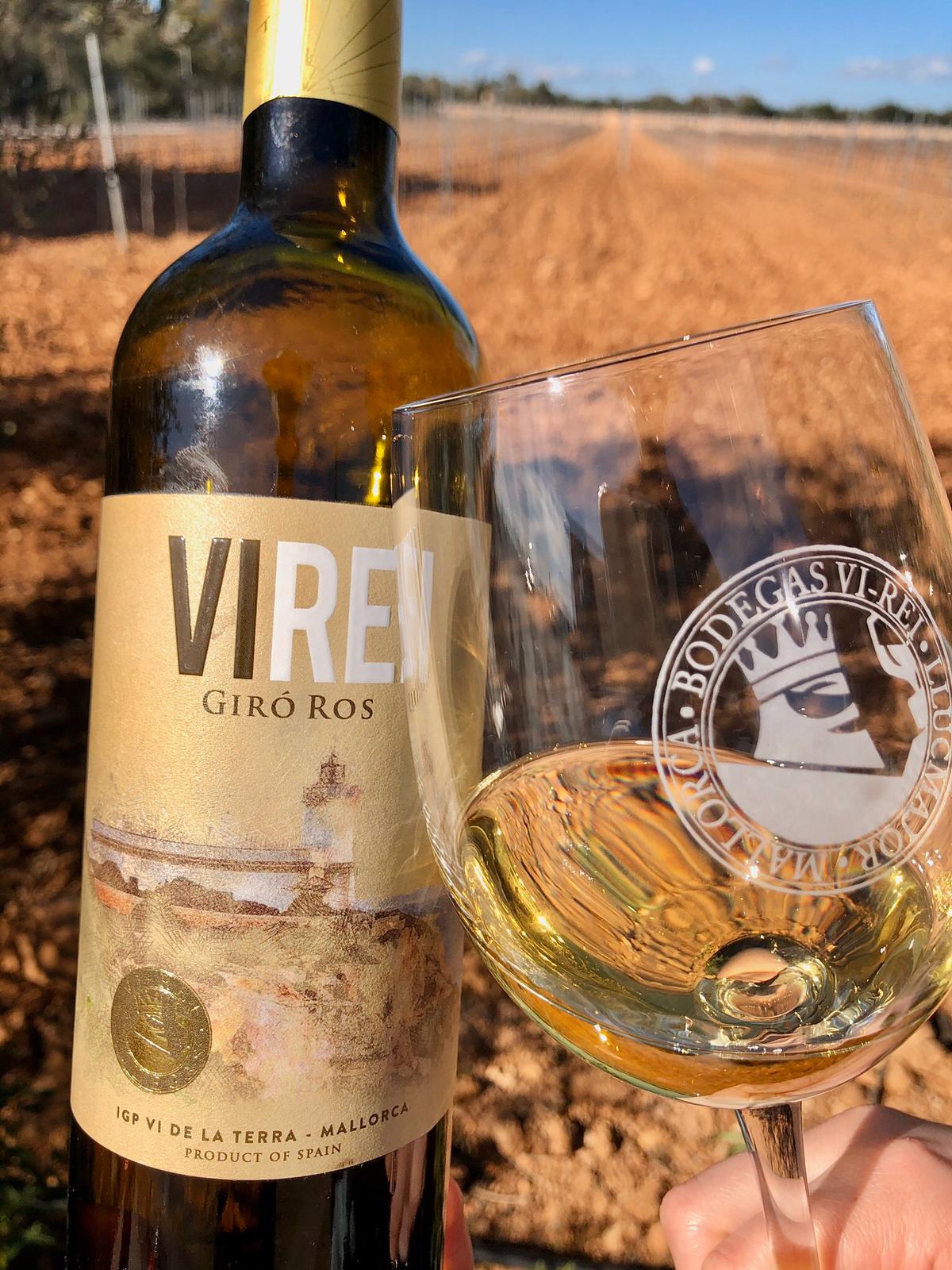 Glass and wine of Gino Ros from Bodegas Vi Rei