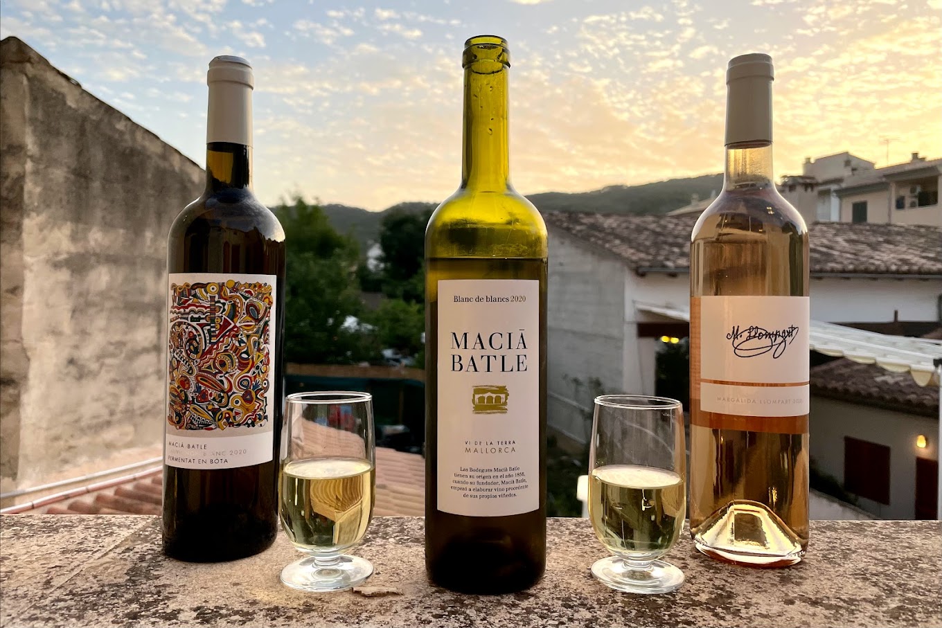 Imagen en perspectiva de 3 vinos Bodegues Macià Batle