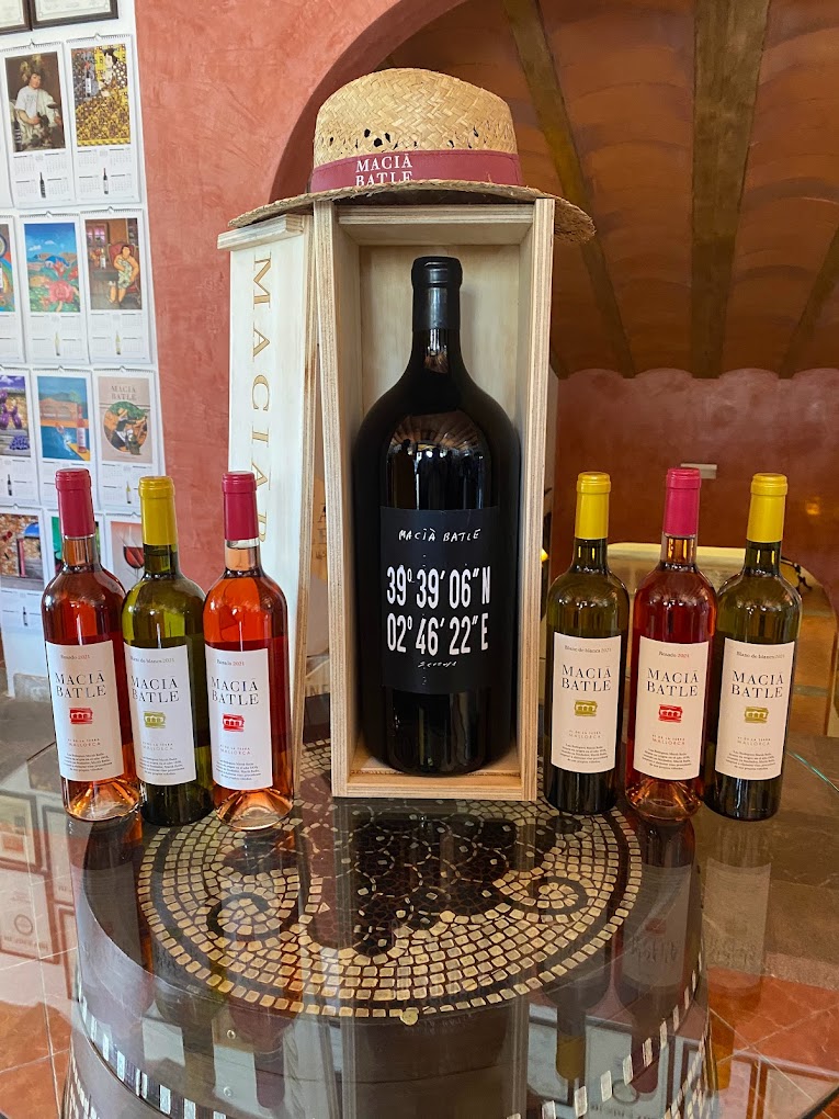Image with set of several wines in the shop of Bodegues Macià Batle