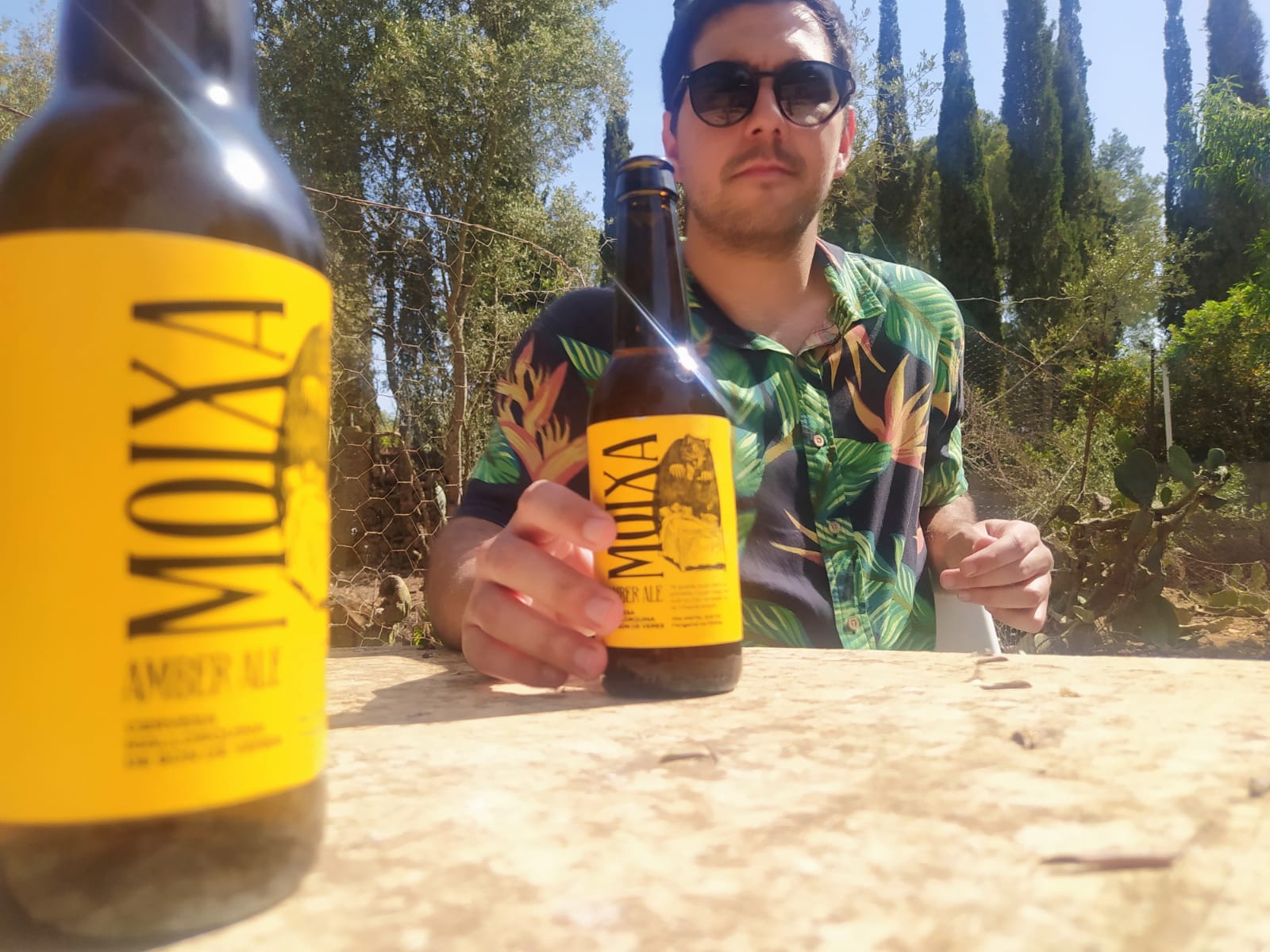 Jove prenent una bona cervesa un dia de sol