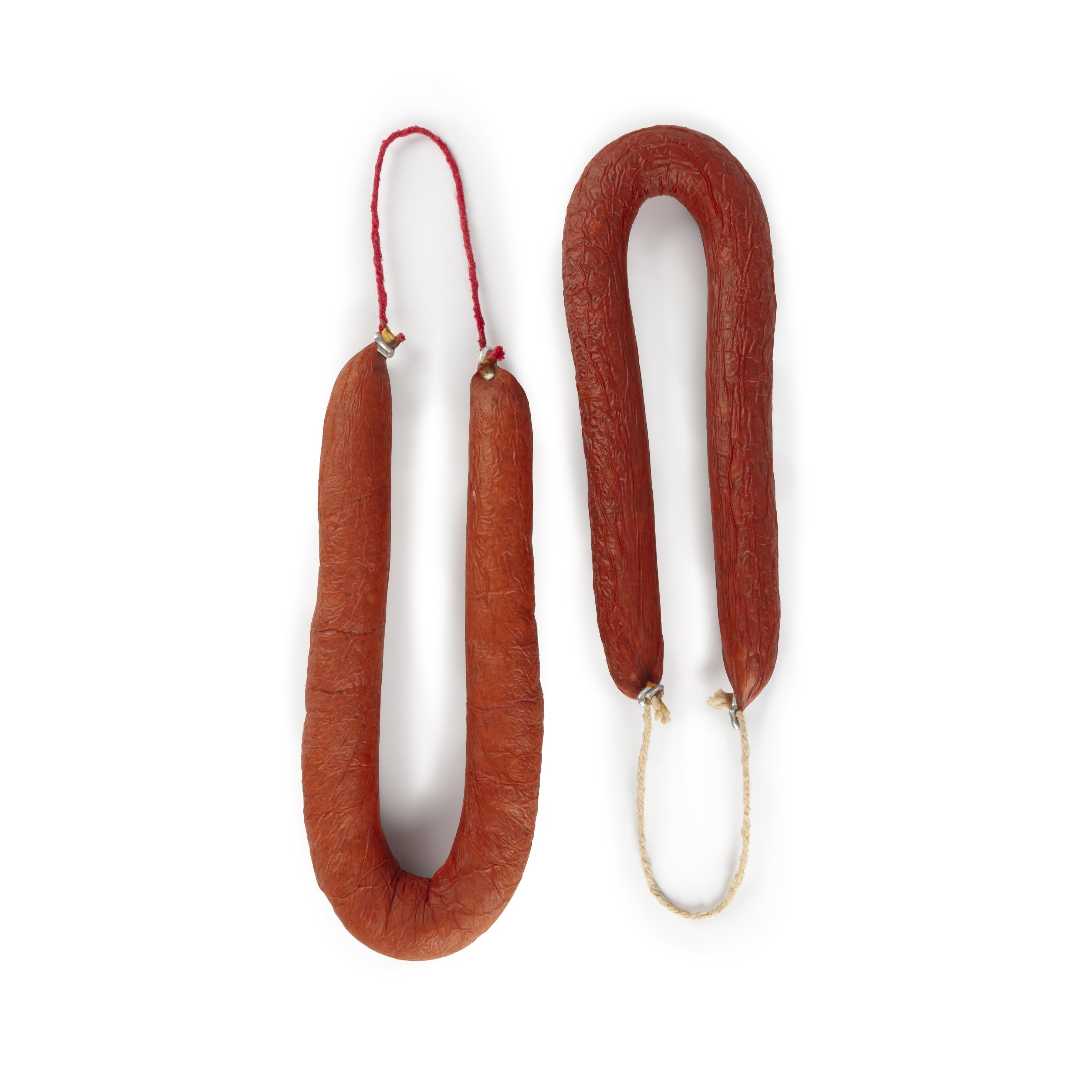 Pieza de Longaniza de Mallorca CRISOL elaborada con carne de cerdo Duroc y curada en tripa natural estrecha según la receta tradicional.