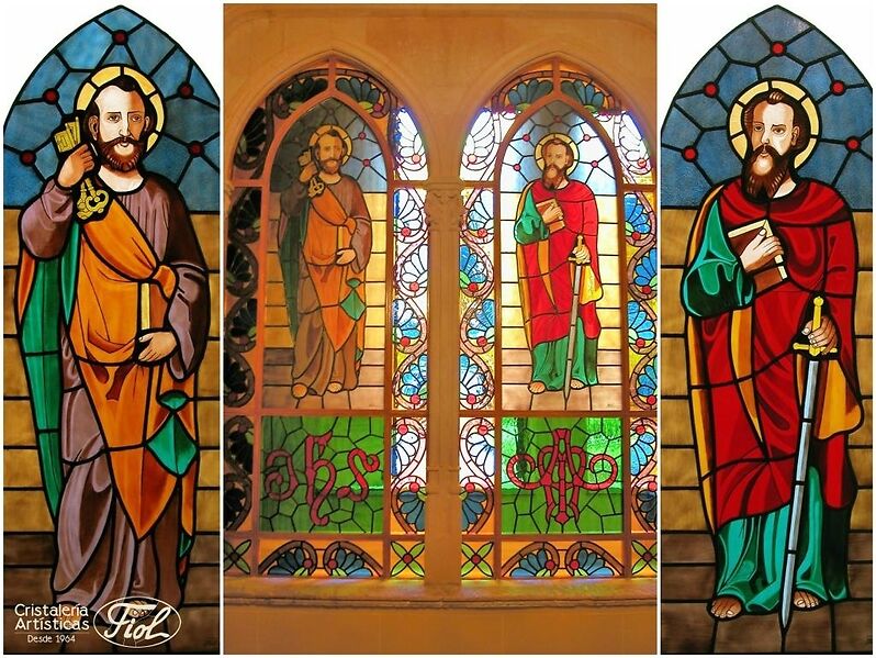 Zwei Buntglasfenster, die St. Peter und St. Paul für eine bestimmte Kapelle gewidmet sind. Hergestellt mit der traditionellen Technik der Grisailles.