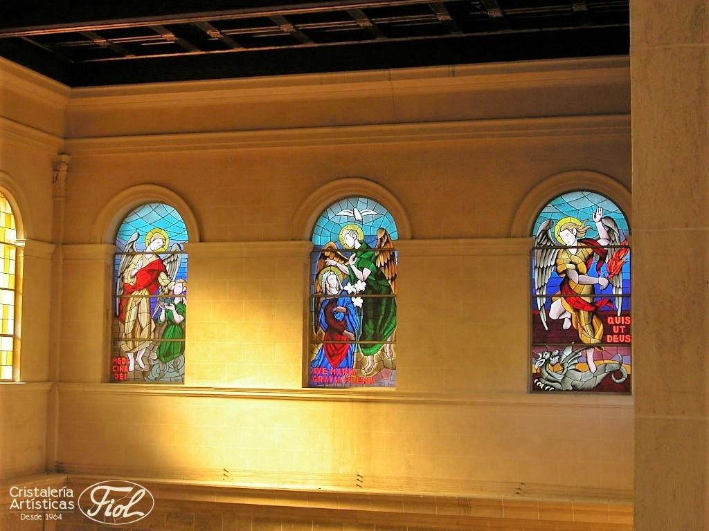 Realization of three leaded stained glass windows dedicated to the Virgin Mary and the three archangels: San Miguel, San Gabriel and San Rafael. Made according to original sketches by the artist Juan Maimó, who also participated in its manufacture.