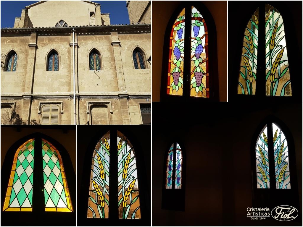 Für 4 bogenförmige Fenster wurden 8 Bleiglasfenster angefertigt. Diese Arbeit beginnt bei der Gestaltung der Buntglasfenster bis zu ihrer Platzierung, bei der mehr als 500 Glasstücke verwendet wurden.