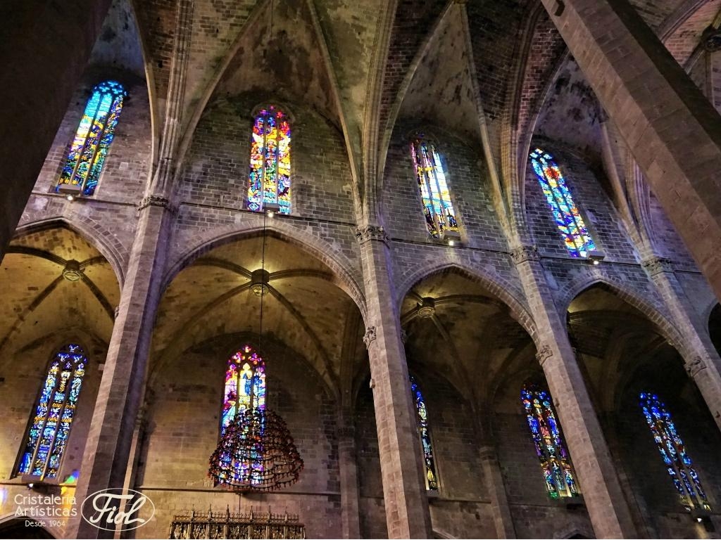 Restauració vitralls. Restaurem i muntem vidres de seguretat a 32 vitralls de la catedral de Mallorca.