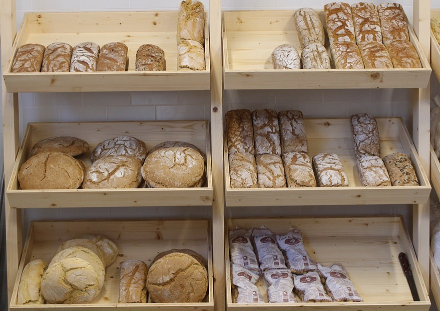 Estante con panes variados