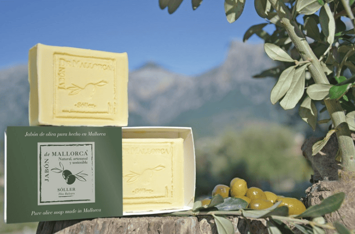 Imatge de sabons naturals d'oli d'oliva amb fons natura