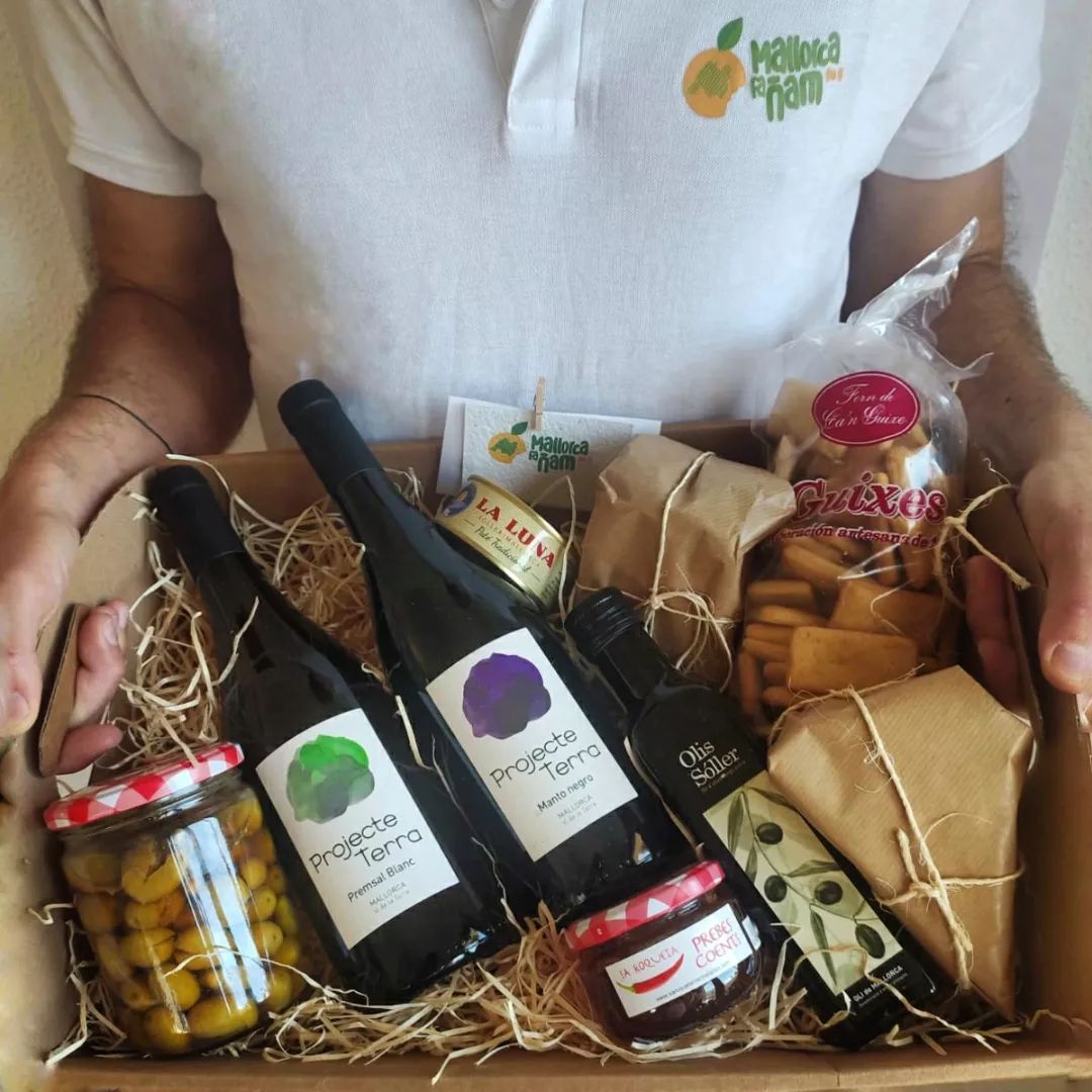 All the natural and original products of Mallorca at your disposal in a basket of your choice.